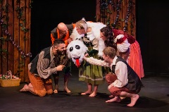 CW Laten, Charl Henning, Stella Nortier, Marnique Terblanche, Nico Taljaard in "Woelige Willemien" - photo by Leopold Frechow